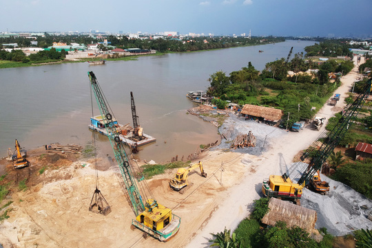 Nửa[-]đêm,[-]bờ[-]sông[-]Sài[-]Gòn[-]bỗng[-]dưng[-]mất[-]1.250[-]m2